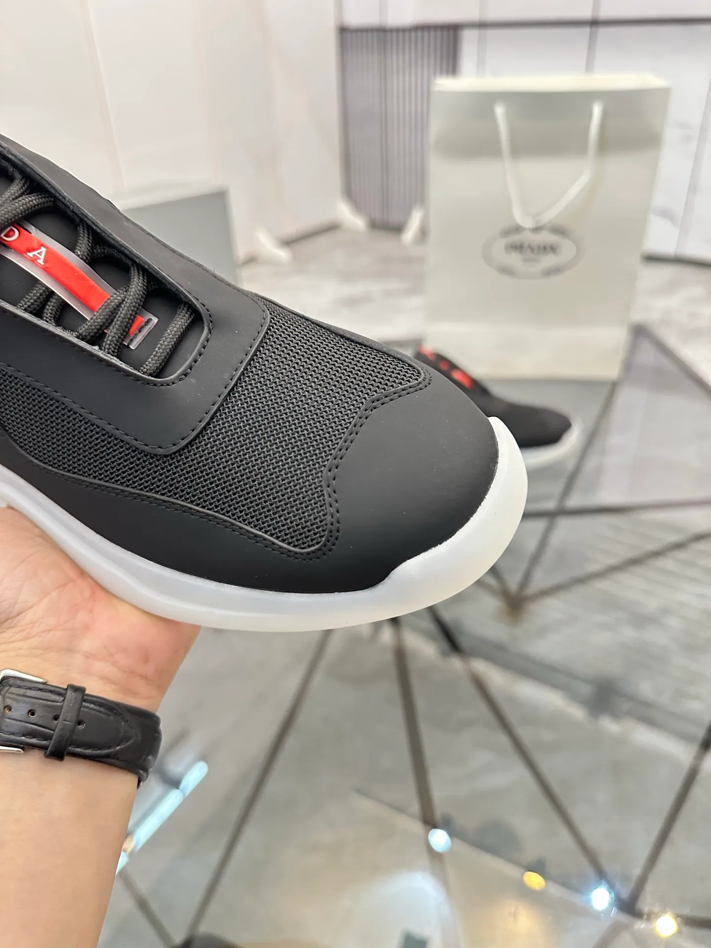 Men's shoes: 💰P660¥ High-end top quality Product trademark: Prada *"Prada*" low-top casual shoes Regular size: 38-45 (can be customized to 46) Product materials: Upper imported silk cowhide spliced ​​with original fabric, breathable lining, original outsole. No.: 001